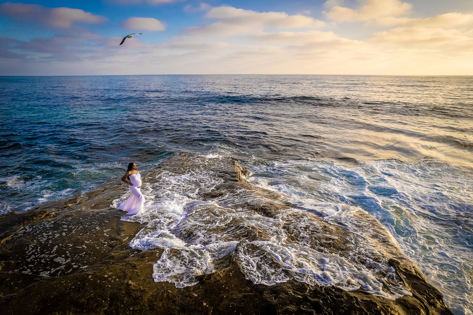 beach photo of pregnant woman in La Jolla