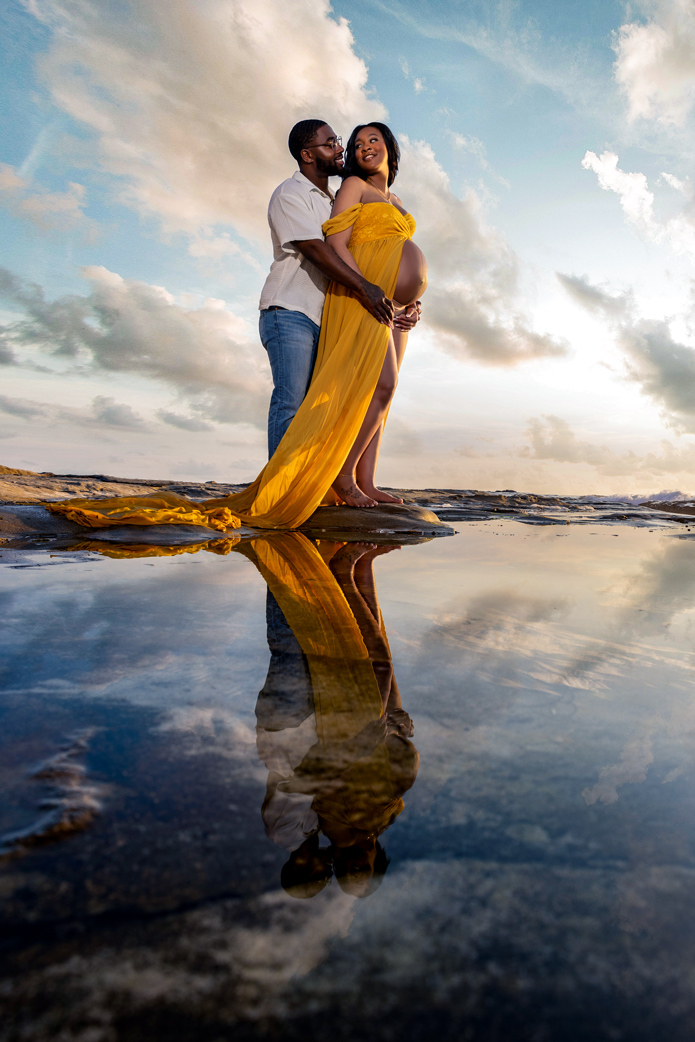 beach photo with pregnant couple in La Jolla