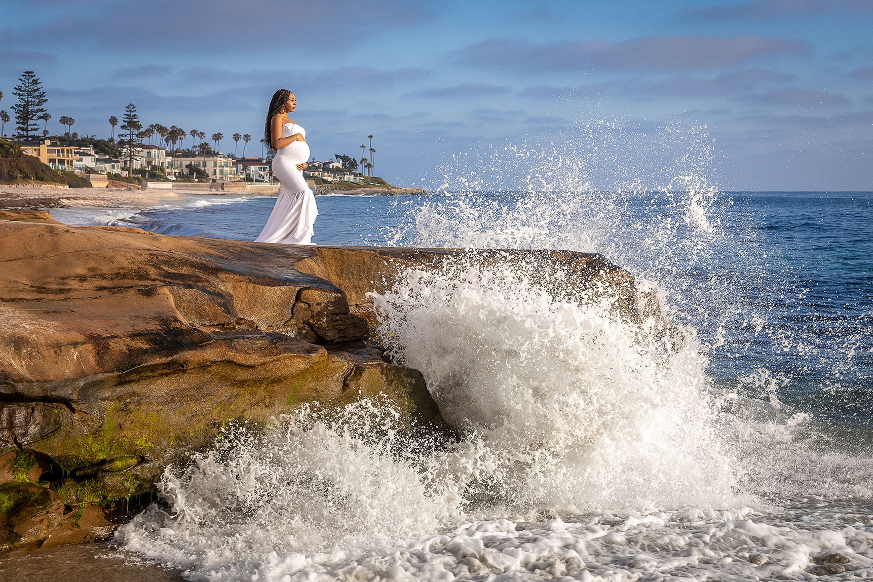 splashing wave for maternity photo in La Jolla san Diego